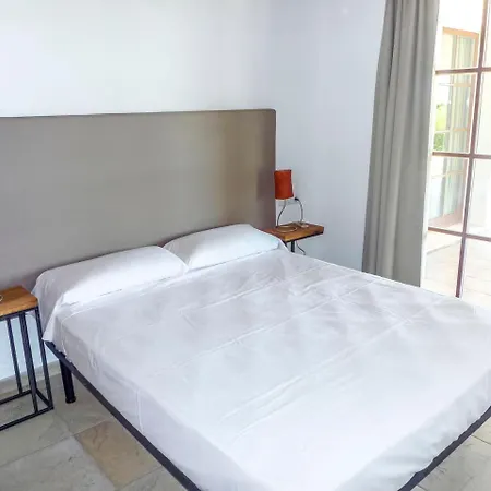 Sleeps 8 Pool Air Con Wifi Binissafuller